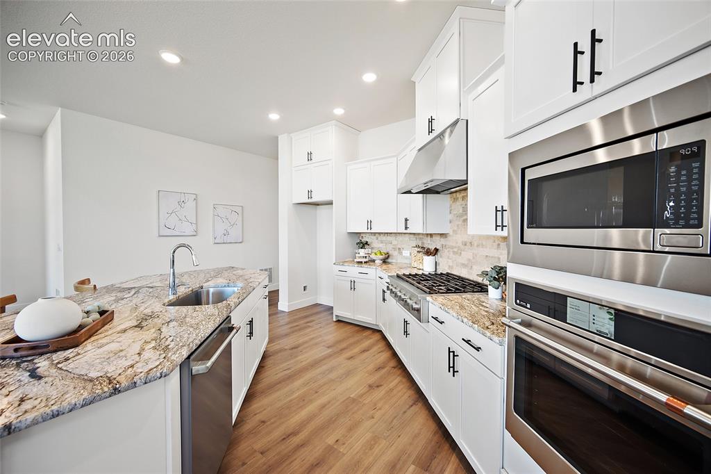 Image 16 of 49: Kitchen