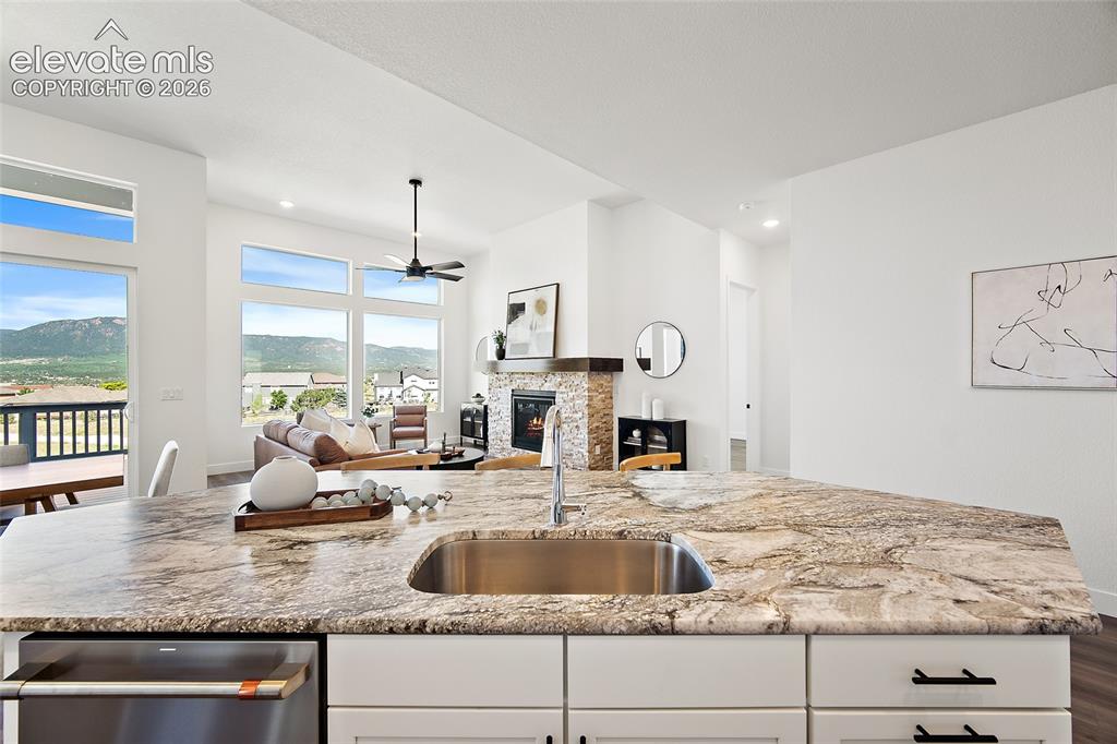 Image 17 of 49: Kitchen
