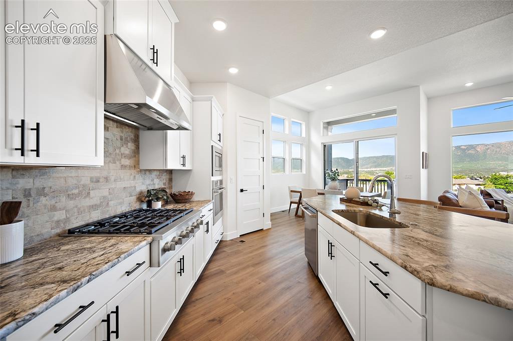 Image 18 of 49: Kitchen