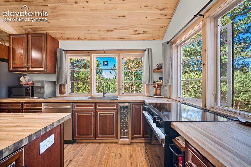 Image 8 of 42: Main level kitchen 