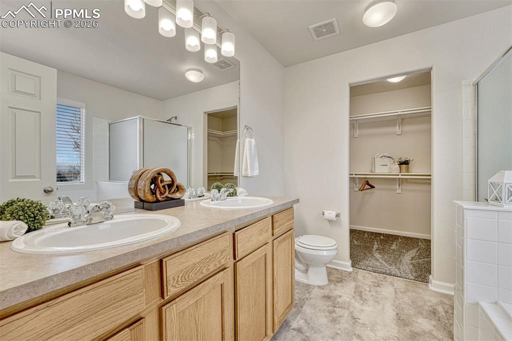 Image 18 of 44: Bathroom