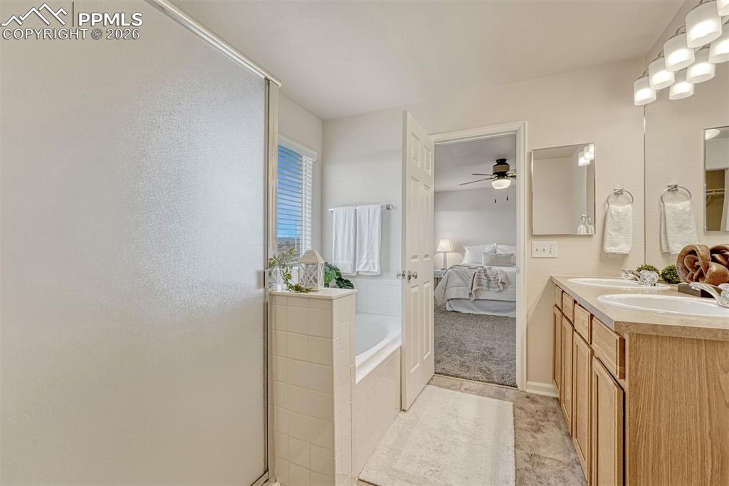 Image 19 of 44: Bathroom