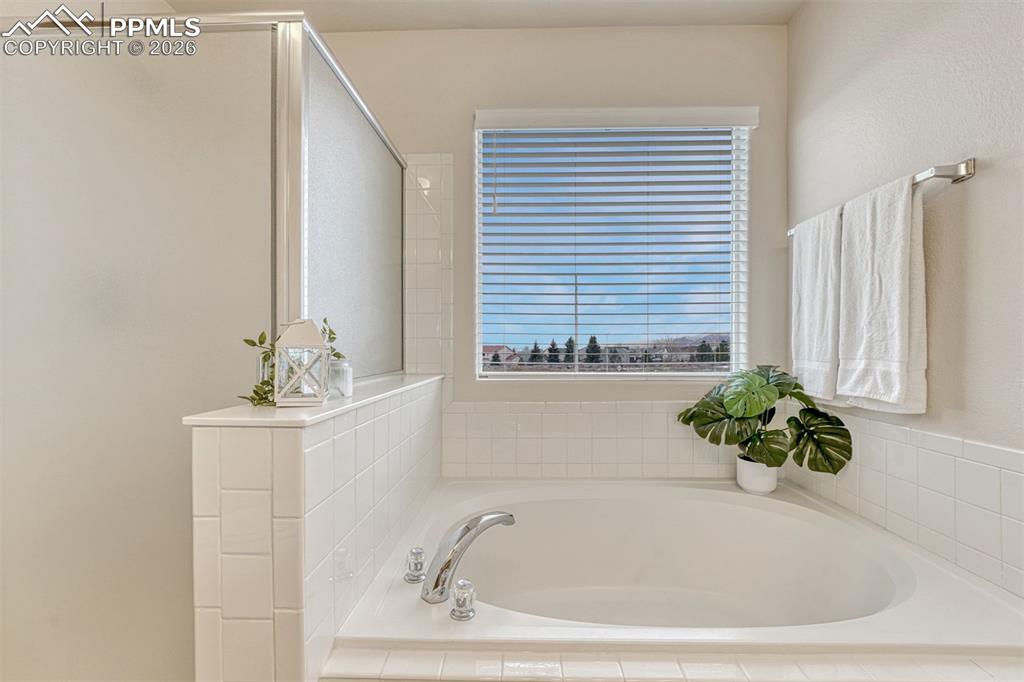 Image 21 of 44: Bathroom