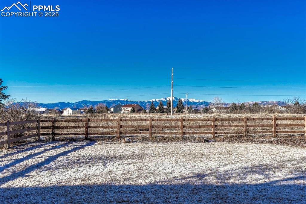 Image 35 of 44: Yard