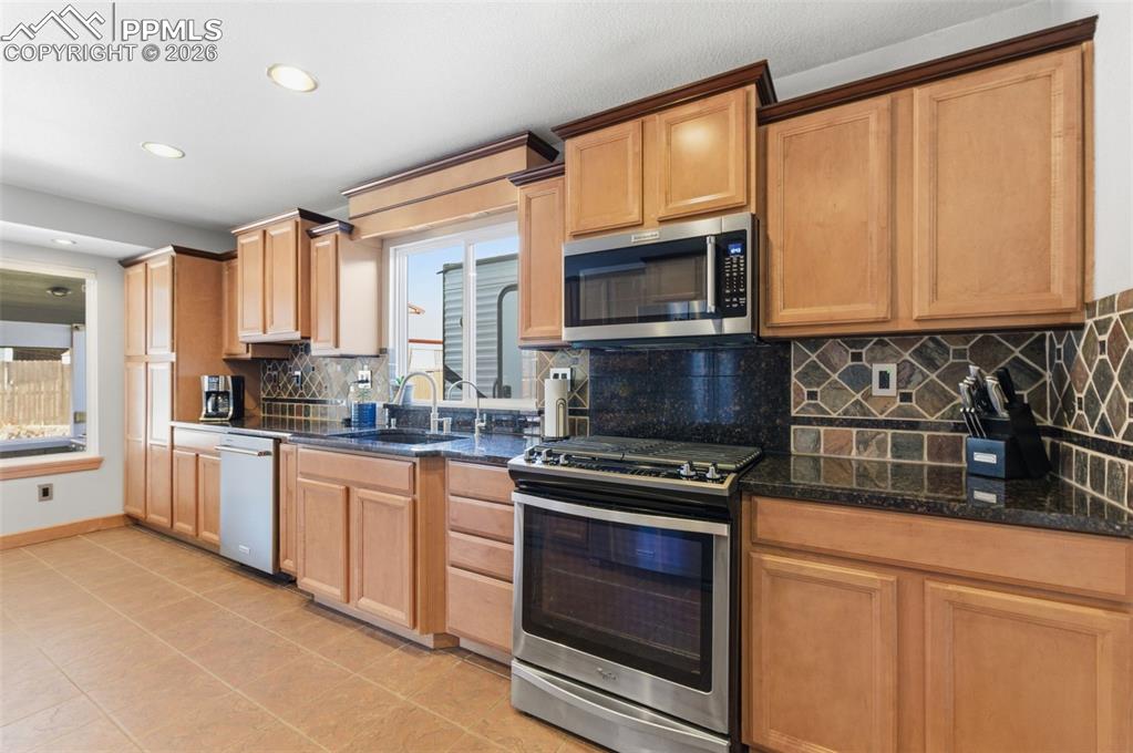 Image 14 of 44: Stainless appliances, granite countertops, natural and recessed lighting al