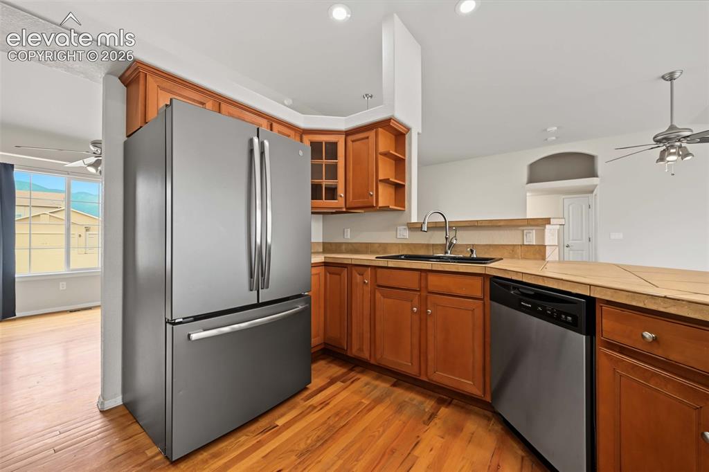 Image 10 of 50: Kitchen