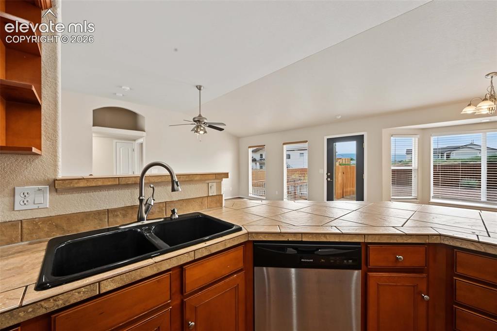 Image 11 of 50: Kitchen