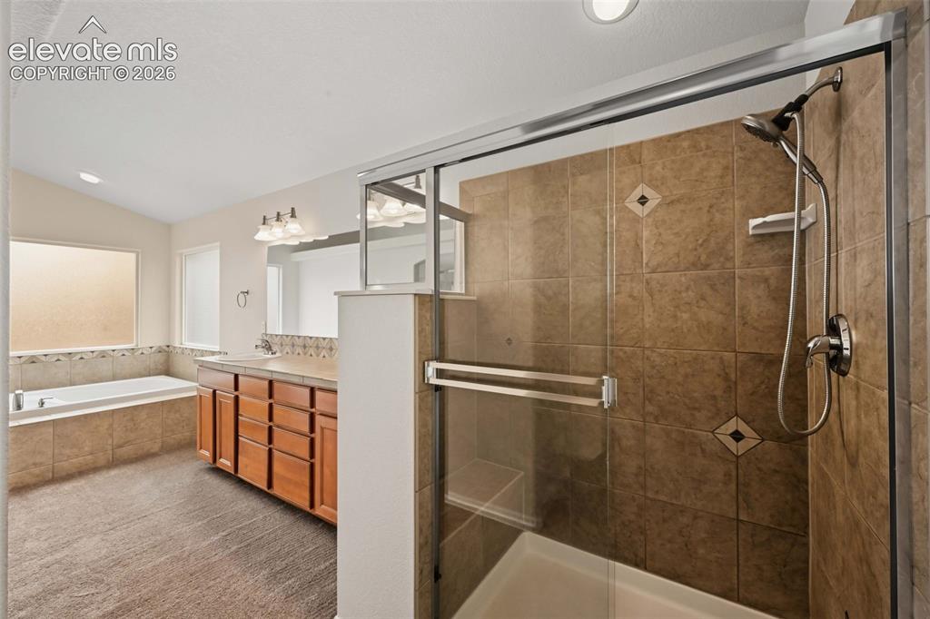 Image 19 of 50: Bathroom