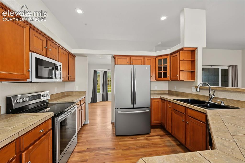 Image 8 of 50: Kitchen