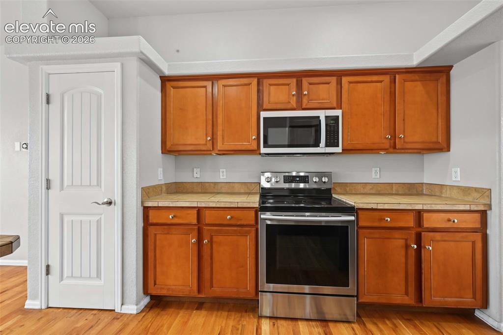 Image 9 of 50: Kitchen