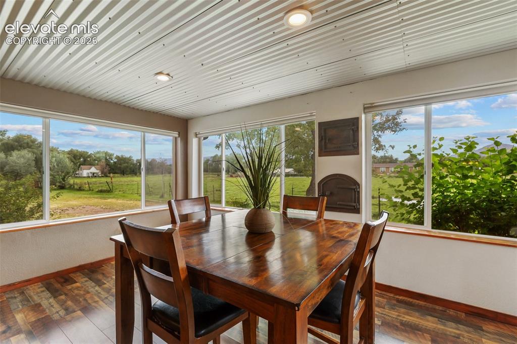 Image 14 of 47: Dining Area