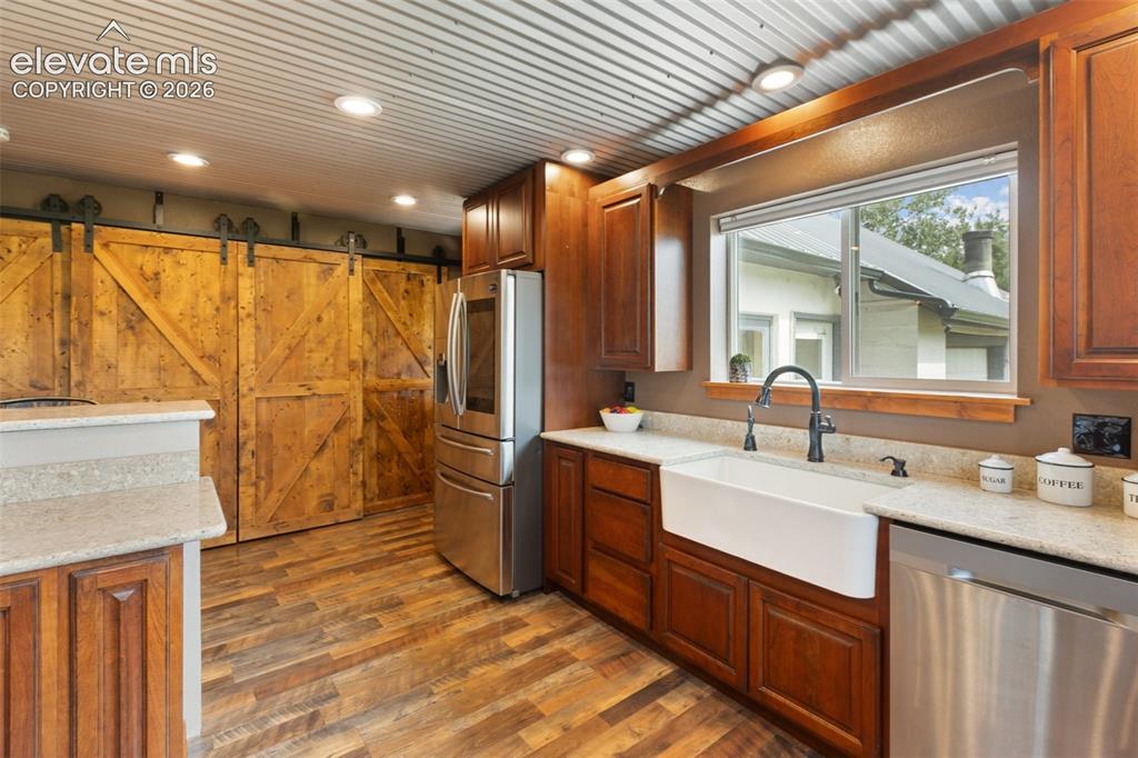 Image 18 of 47: Kitchen