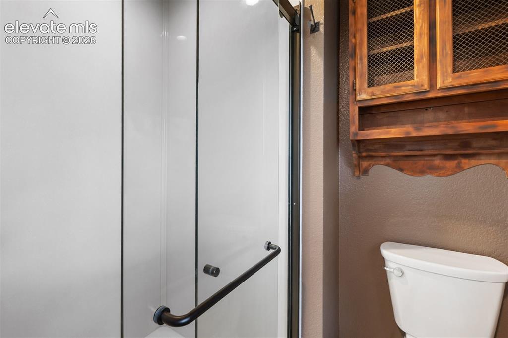 Image 26 of 47: Bathroom