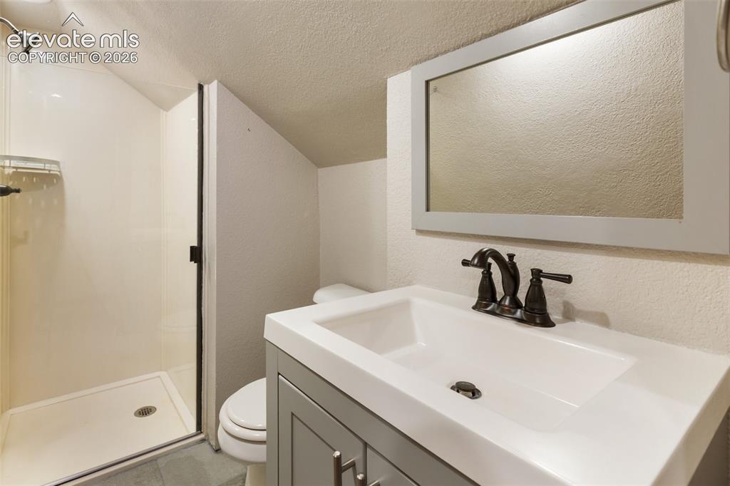 Image 30 of 47: Bathroom