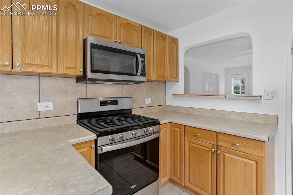 Image 10 of 18: Kitchen