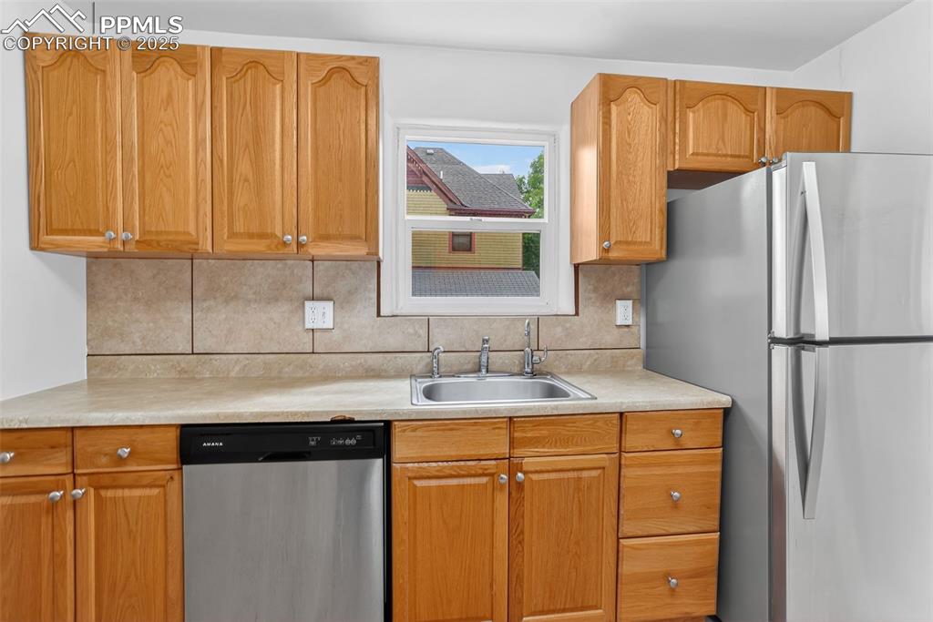 Image 11 of 18: Kitchen