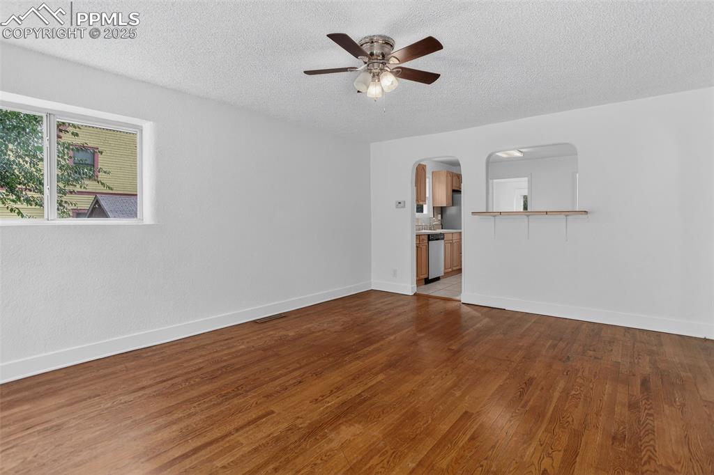 Image 4 of 18: Living Room