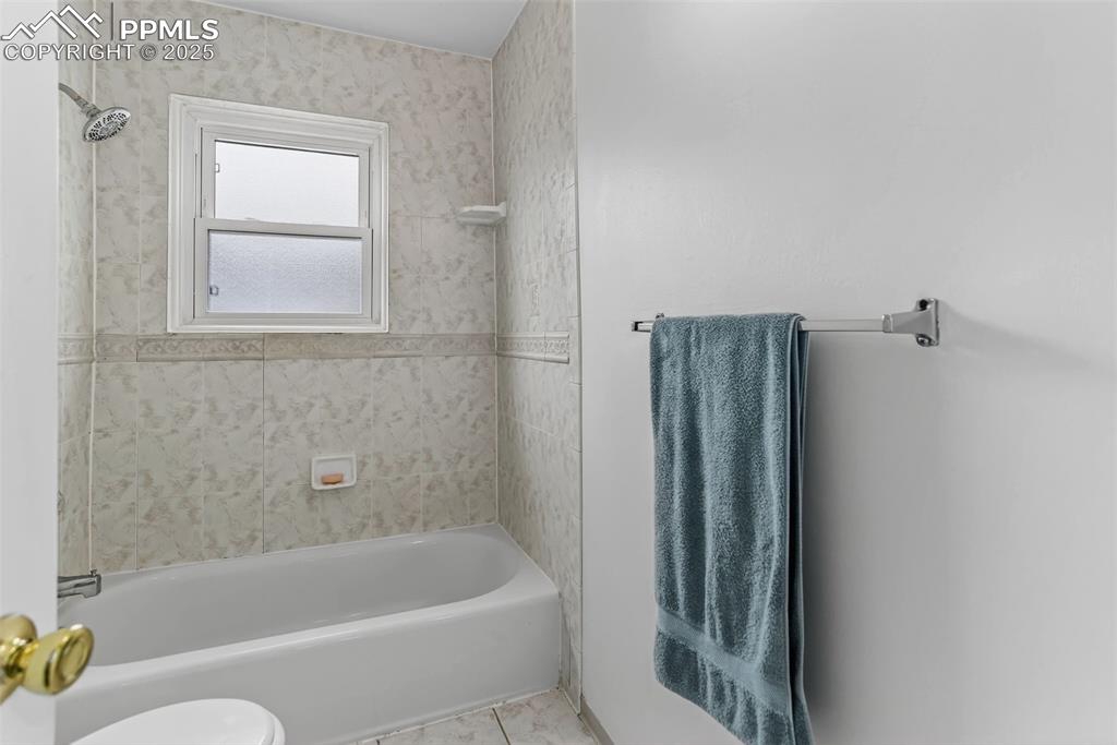 Image 6 of 18: Bathroom