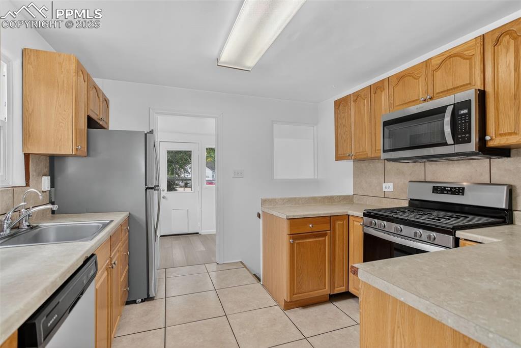 Image 9 of 18: Kitchen