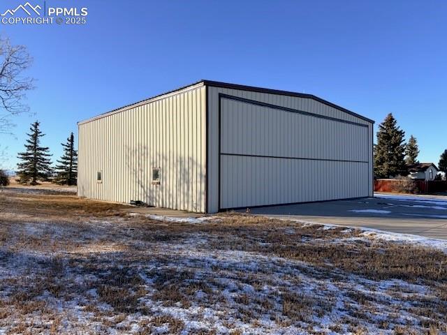 Image 12 of 34: 2500 SqFt Airplane Hangar