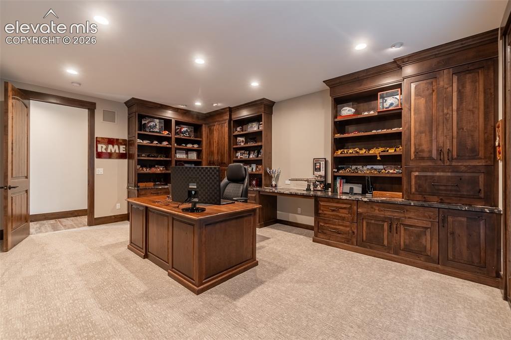 Image 15 of 50: Office
