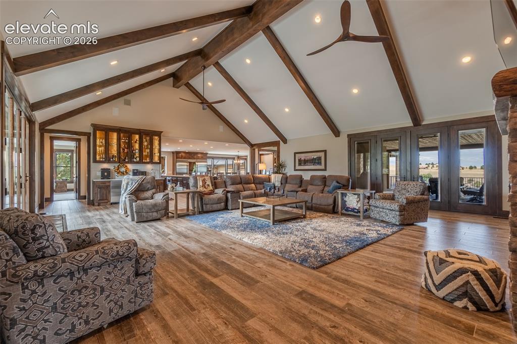 Image 19 of 50: Living Room