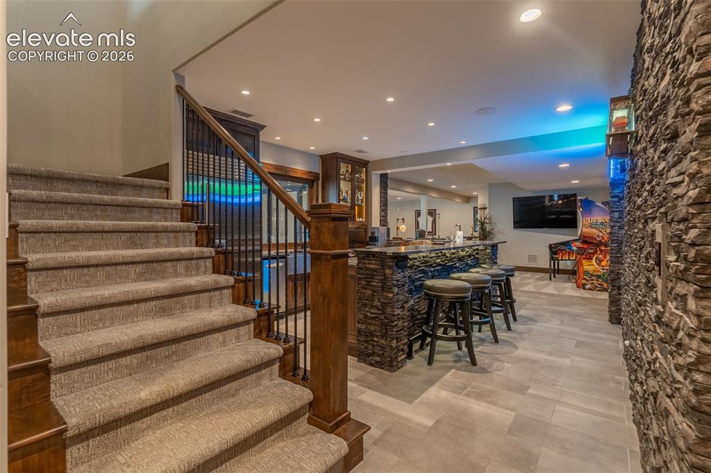 Image 8 of 49: Bar