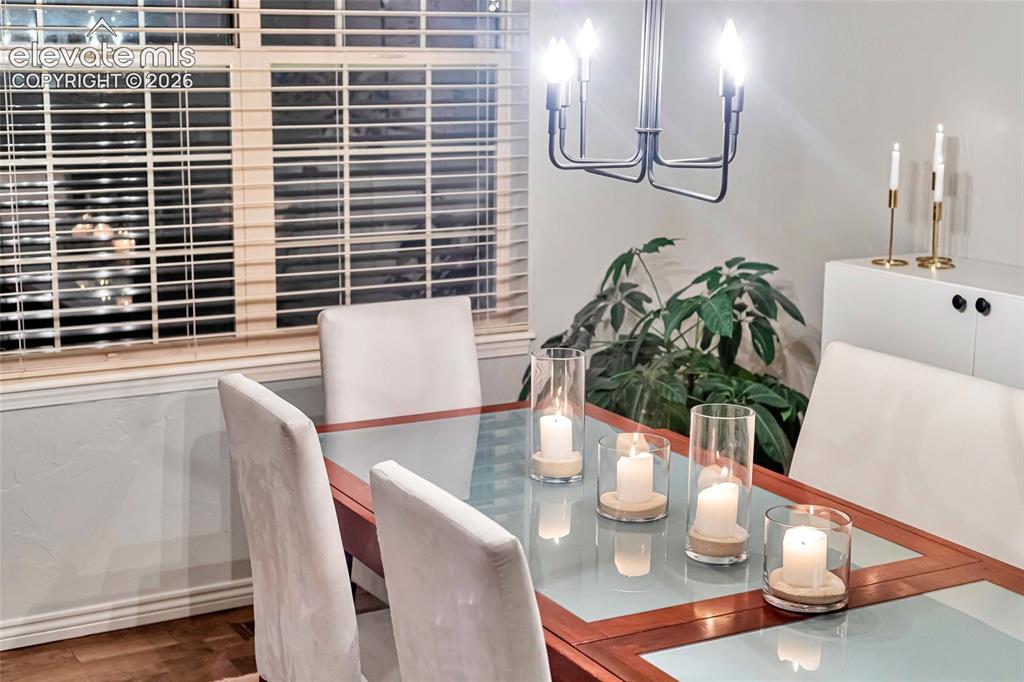 Image 8 of 50: Dining Area