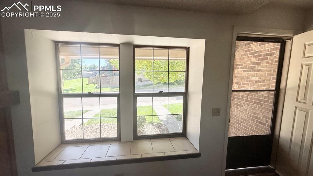 Image 15 of 25: Entry