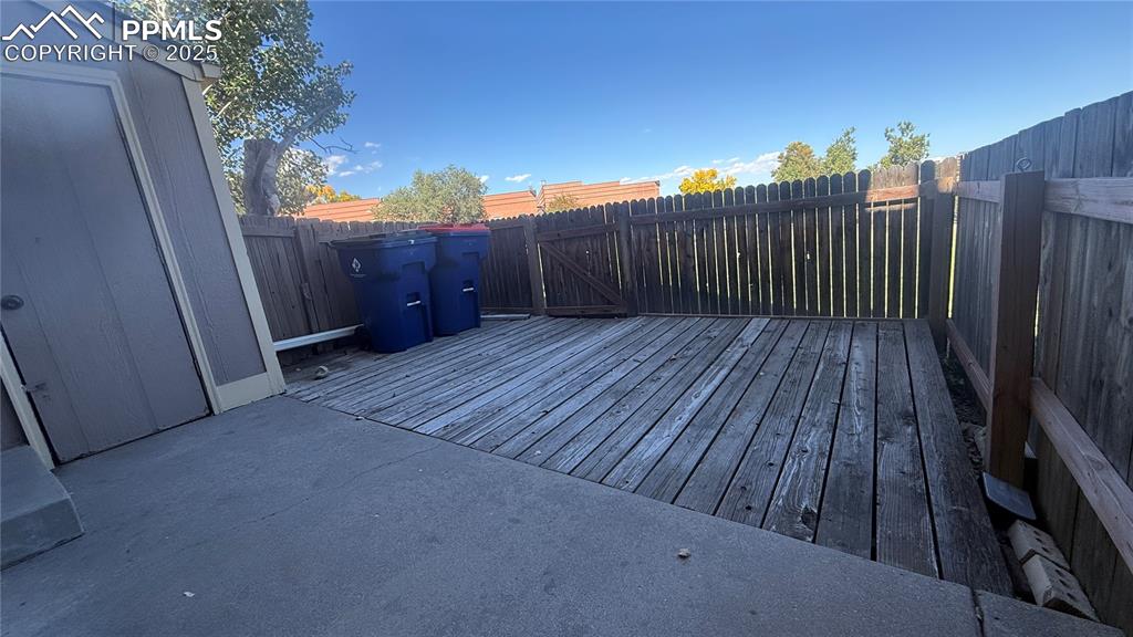 Image 17 of 25: Deck