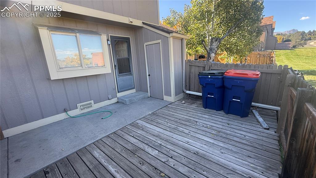 Image 18 of 25: Deck