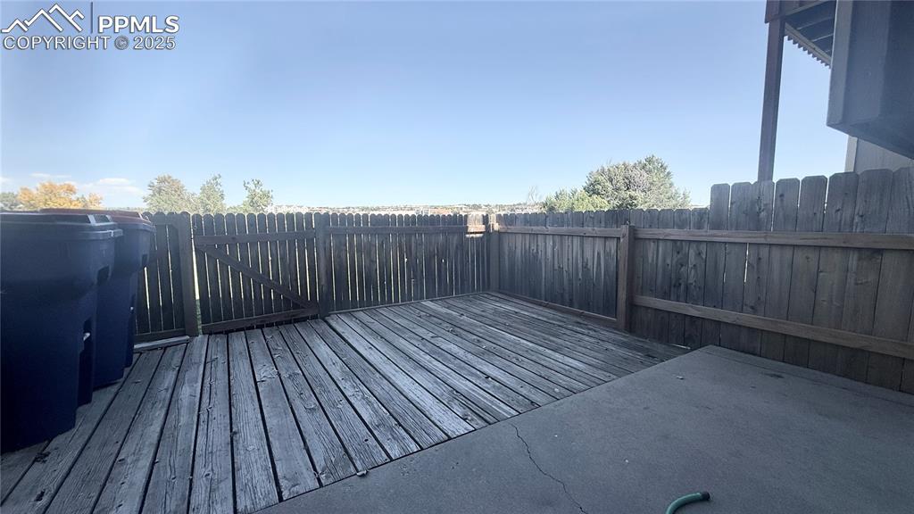 Image 19 of 25: Deck