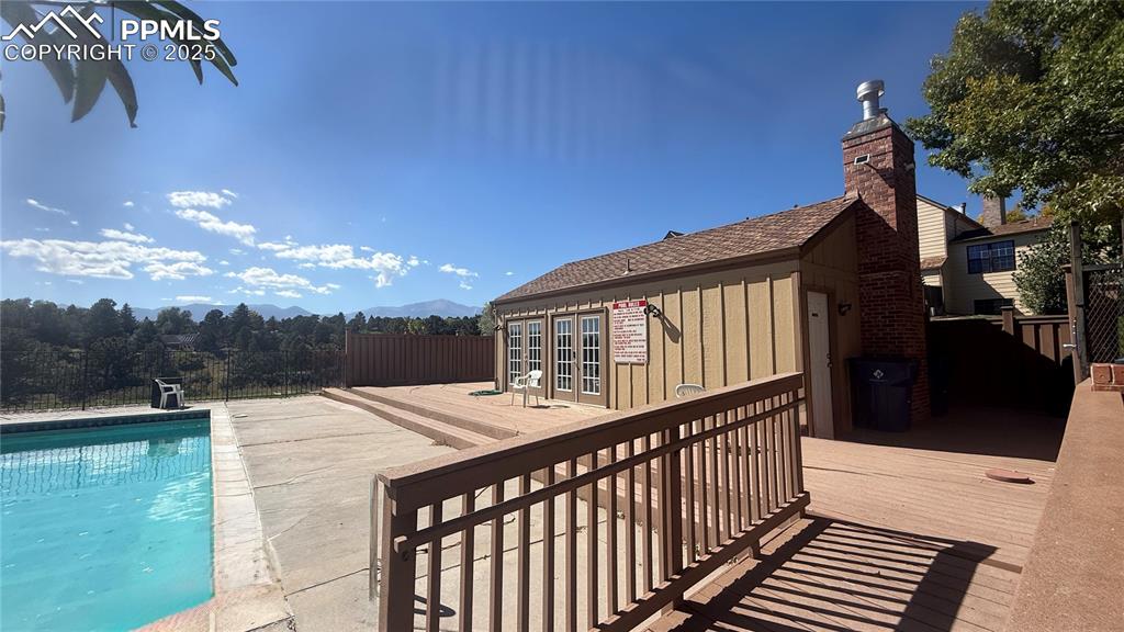 Image 21 of 25: Pool