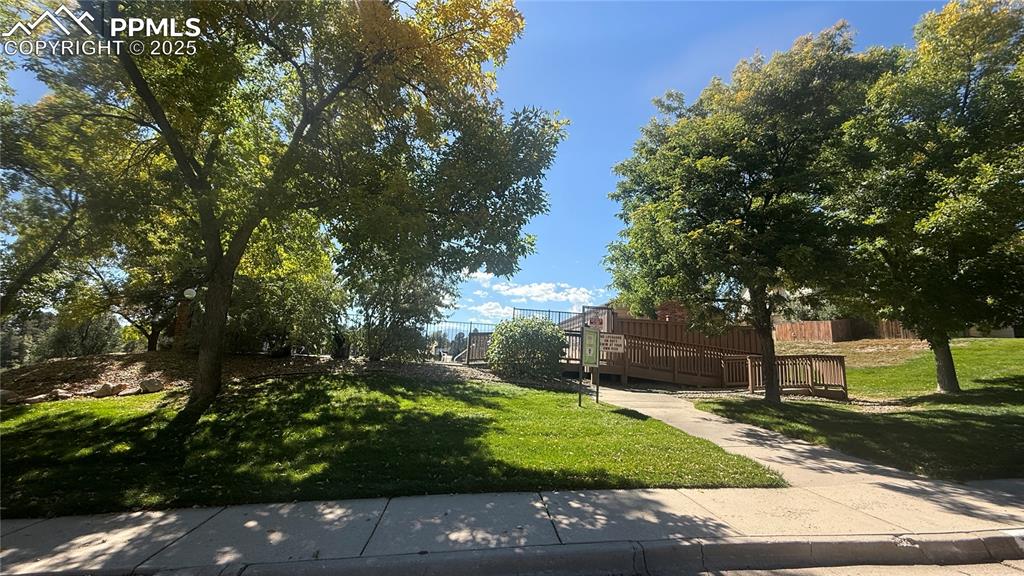 Image 23 of 25: Yard