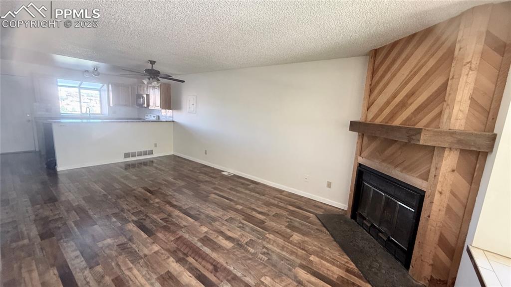 Image 5 of 25: Living Room