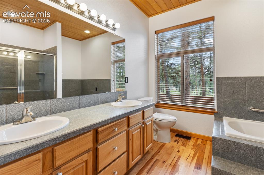Image 15 of 37: Bathroom