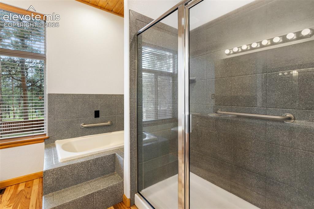 Image 16 of 37: Bathroom