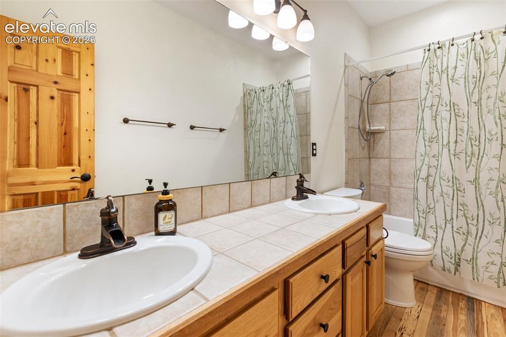 Image 18 of 37: Bathroom