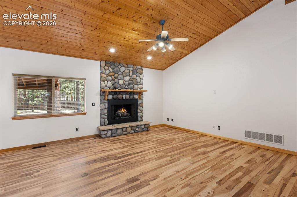 Image 4 of 37: Living Room