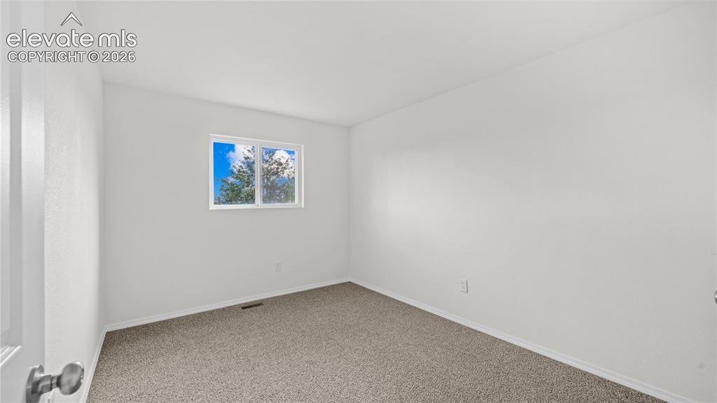 Image 18 of 31: Bedroom