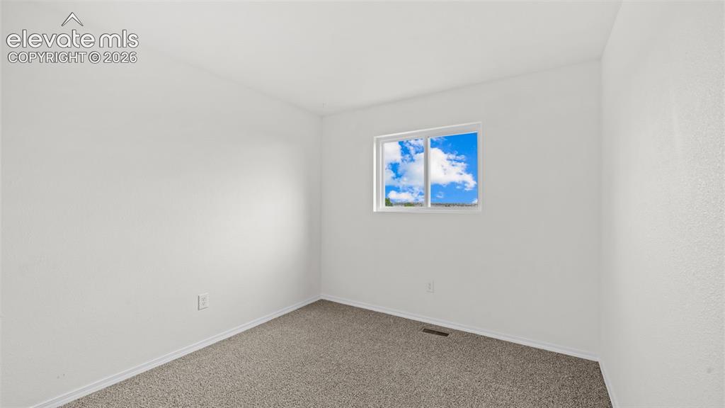 Image 19 of 31: Bedroom