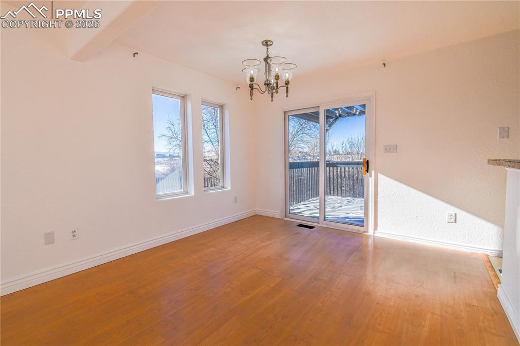 Image 14 of 28: Dining Area