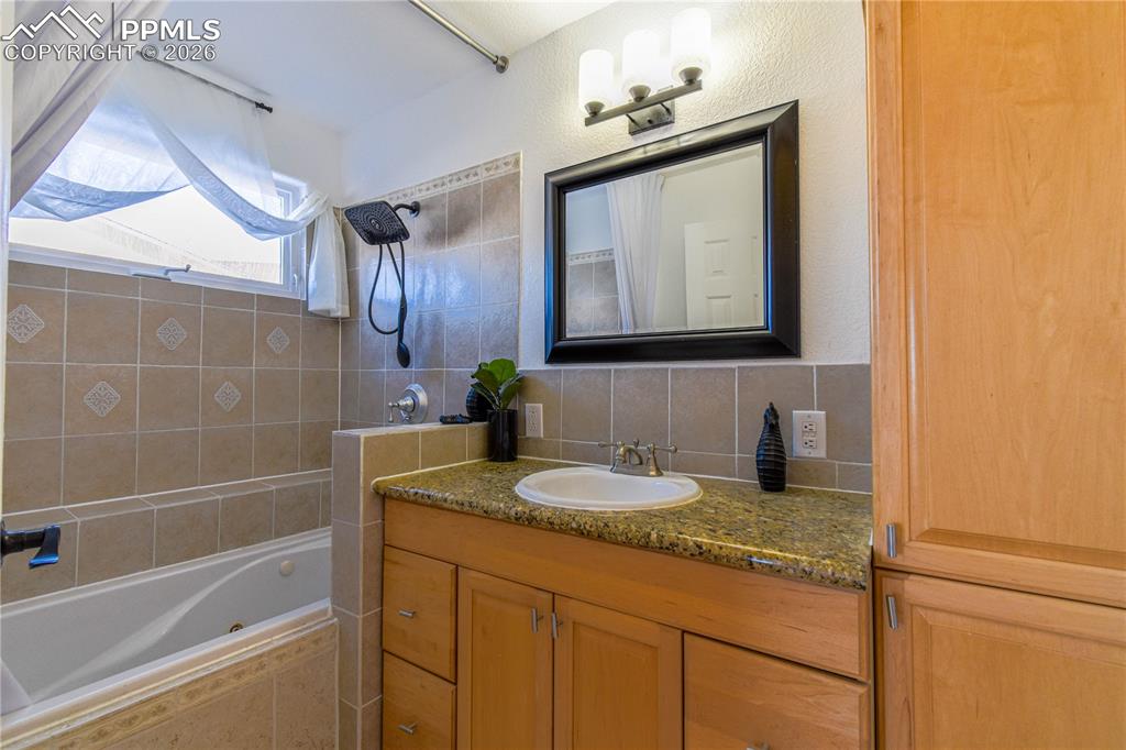 Image 17 of 28: Bathroom