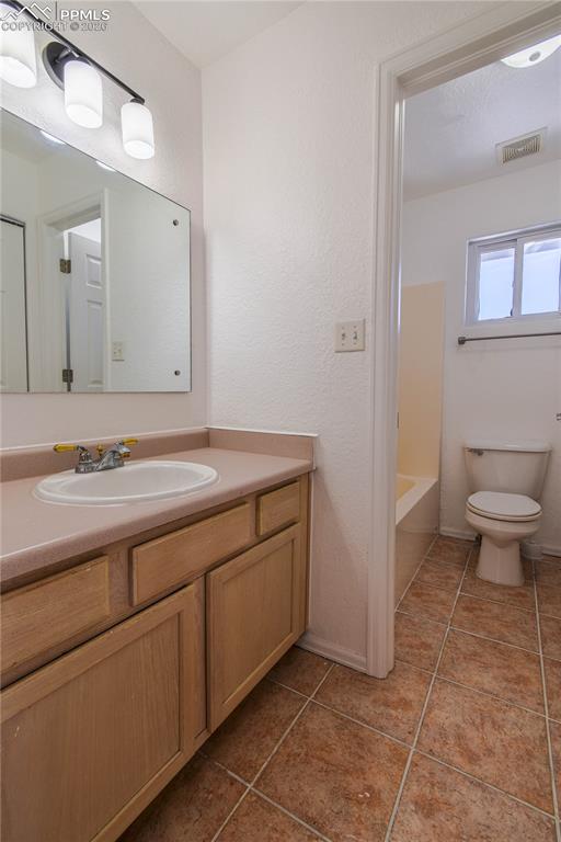 Image 25 of 28: Bathroom