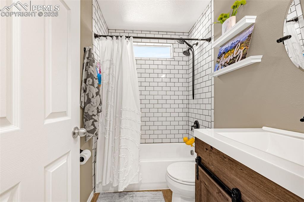 Image 15 of 33: Bathroom