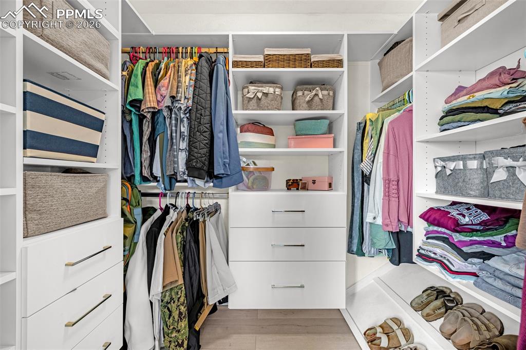 Image 18 of 33: Closet