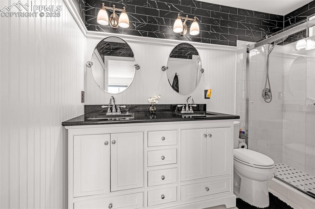 Image 19 of 33: Bathroom