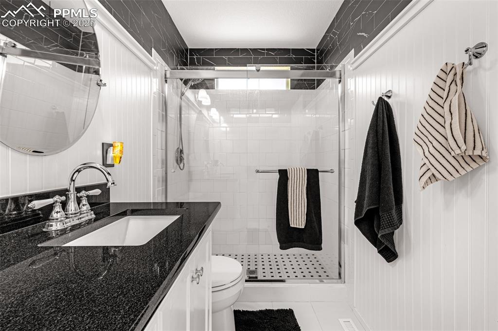 Image 20 of 33: Bathroom