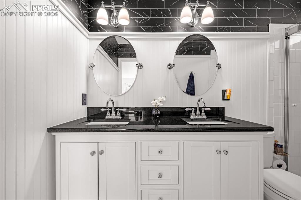 Image 21 of 33: Bathroom