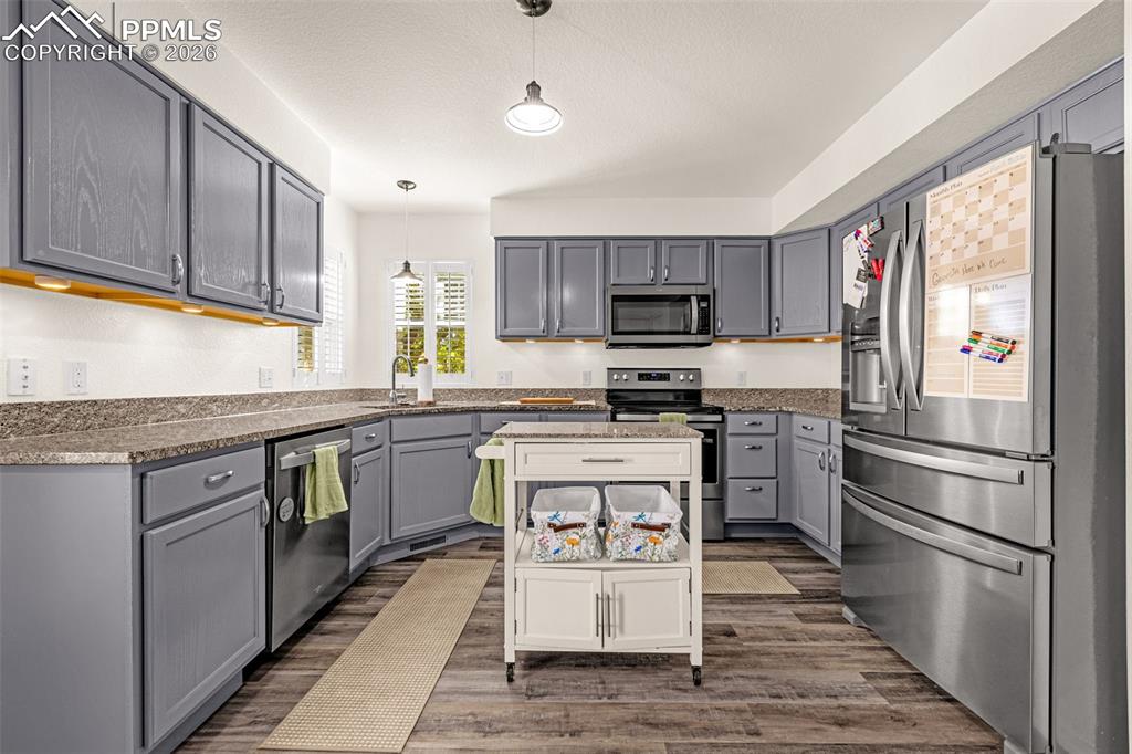 Image 6 of 33: Kitchen